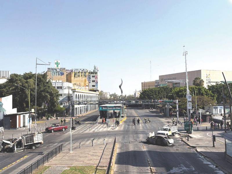 Miembros de grupos criminales afines al líder narco Nemesio Oseguera Cervantes, El Mencho, muerto en un operativo del Ejército Mexicano en Tapalpa, Jalisco, sembraron ayer el caos en varias ciudades del país azteca.