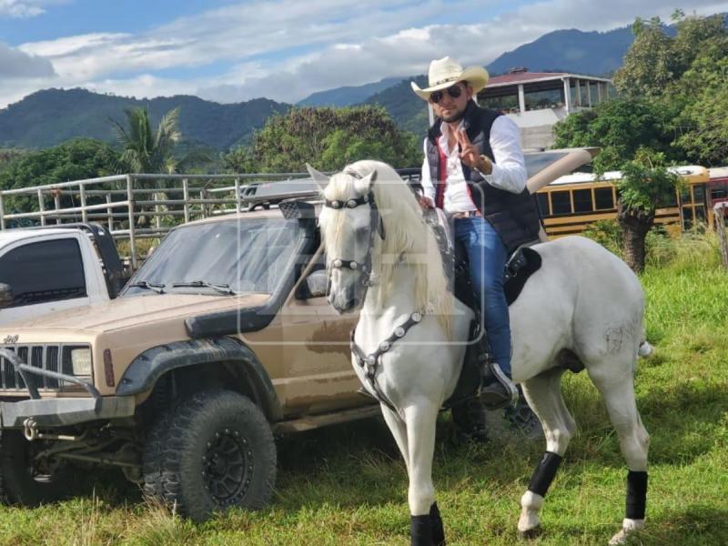 Borran último video de Elmer Méndez donde vendía un ganado antes de ser asesinado