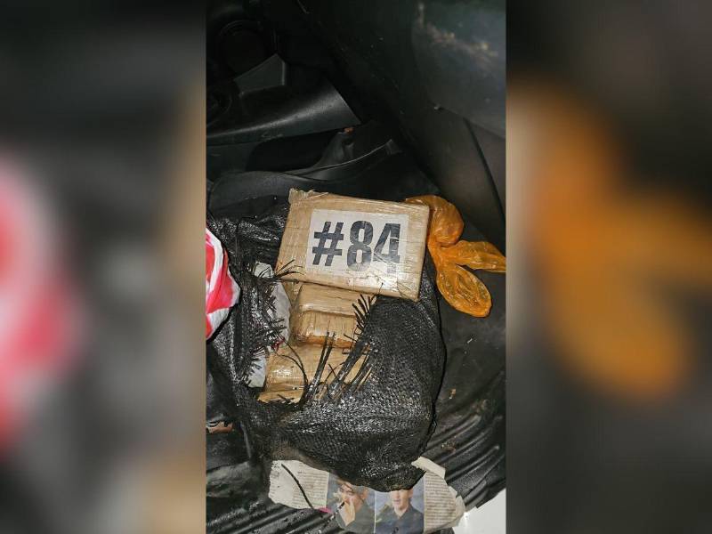 Hallaron 10 kilos de supuesta cocaína, dos kilos de pasta base de cocaína y una libra de supuesta marihuana.