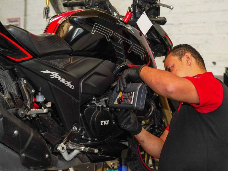 A través de Revs Caravan y las Giras de Mantenimiento, Motomundo y Ultramotor acercan servicios gratuitos de revisión y mantenimiento preventivo para contribuir a que las motocicletas circulen en mejores condiciones y reducir riesgos en carretera.