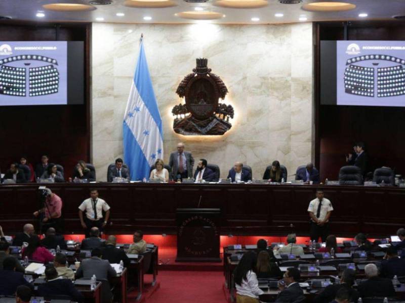 La aprobación de una polémica acta legislativa quedó sellada con el voto de calidad del presidente del Congreso Nacional, Luis Redondo, tras una misteriosa ola de ausencias que dejó vacías múltiples curules de la oposición.