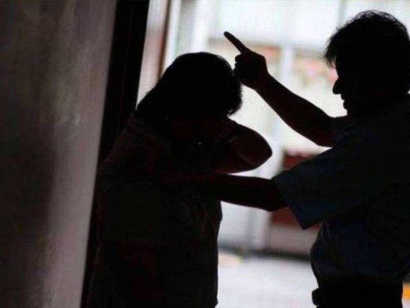La línea 114 de la Policía Nacional asiste a mujeres que sufren violencia doméstica.