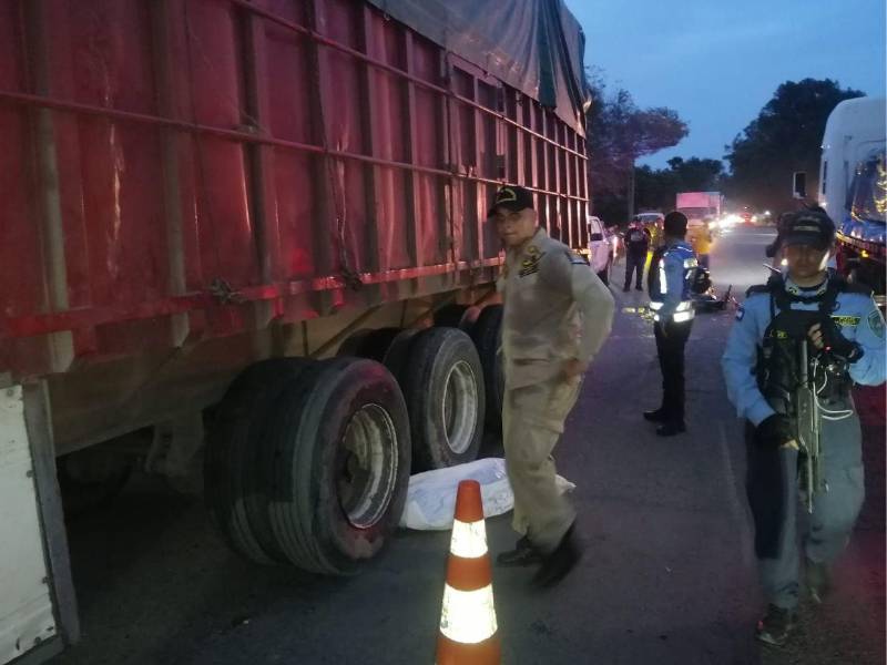 El cuerpo del menor quedó en medio de las llantas de la rastra que transportaba raquis de palma con dirección a San Pedro Sula.