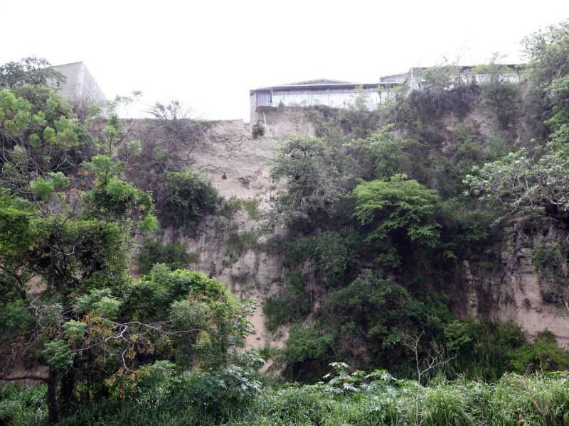 El terreno donde fueron levantadas varias bodegas está compuesto por depósitos piroclásticos, materiales altamente vulnerables a la erosión, según especialistas.
