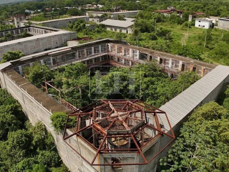 La lente de EL HERALDO visitó la cárcel de La Acequia, en Naco, Santa Bárbara, que se perfila como una de las tres opciones para construir el centro penitenciario antiterrorista, inspirado en el Centro de Confinamiento del Terrorismo (Cecot) de El Salvador.