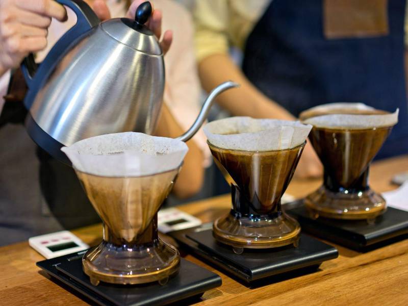 Barista realiza método controlado, resaltando los atributos del grano para la experiencia del consumidor.