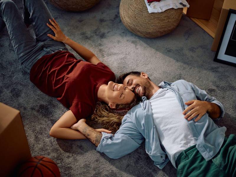 En un mundo que glorifica los comienzos, las parejas resilientes y proactivas dominan silenciosamente el arte de permanecer.