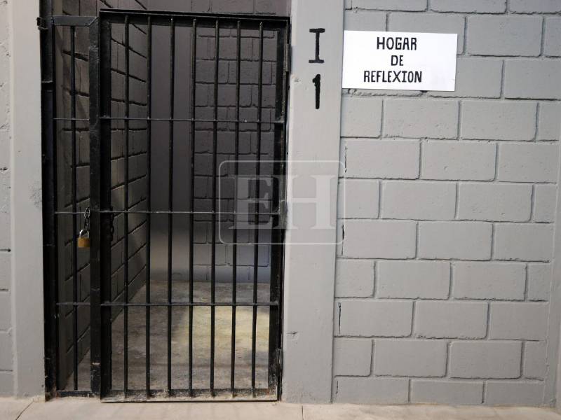 La lente de EL HERALDO captó cómo luce el interior del nuevo módulo del Centro Penitenciario Nacional de Támara, con capacidad para unos 1,300 privados de libertad, que fue inaugurado el pasado miércoles 21 de octubre tras ser reconstruido con una inversión de al menos seis millones de lempiras. A continuación, las imágenes.
