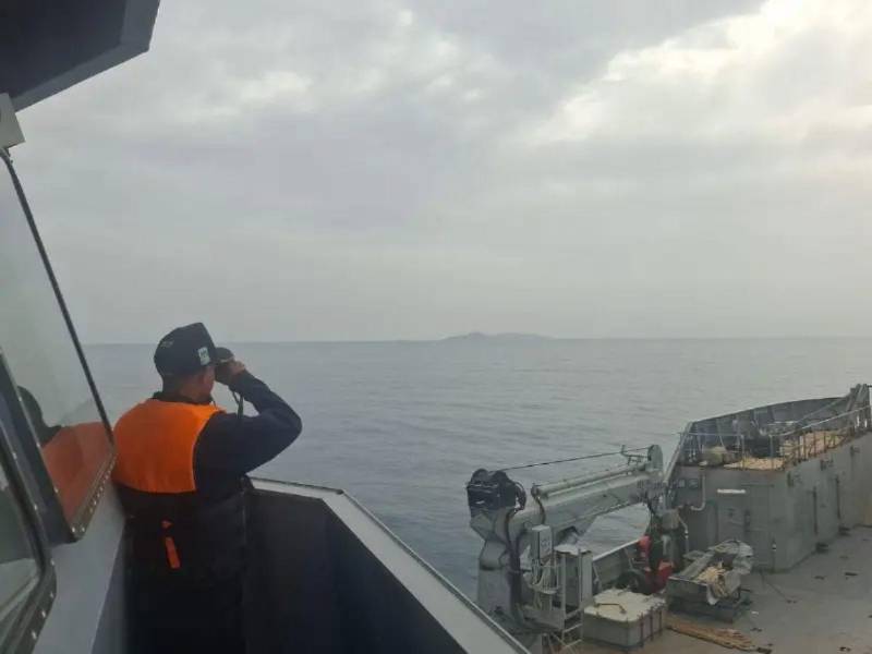 Mientras un pescador de 39 años fue hallado con vida tras casi 20 horas en el mar, un adolescente de 16 años continúa desaparecido.
