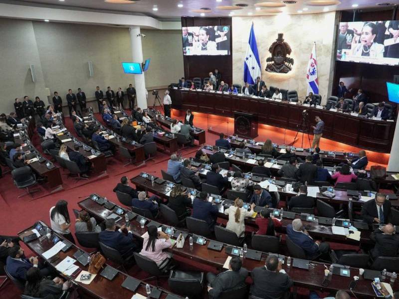 ​El sector de oposición responsabiliza a las administraciones anteriores por el deterioro financiero acumulado dentro de la ENEE a lo largo de la última década.