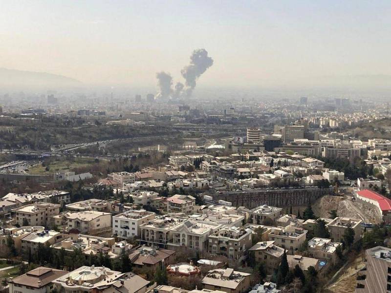 Estados Unidos e Israel lanzaron en la mañana de este sábado un ataque contra objetivos en Teherán y otras ciudades en Irán, que ha respondido hasta el momento lanzando misiles hacia territorio israelí y bases militares estadounidenses en toda la región.