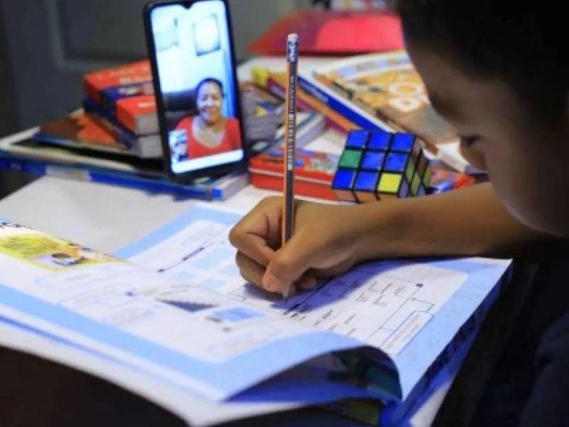 La disposición emitida por la Secretaría de Educación establece que se deben implementar estrategias virtuales o asignaciones académicas que permitan a los estudiantes continuar con su aprendizaje.