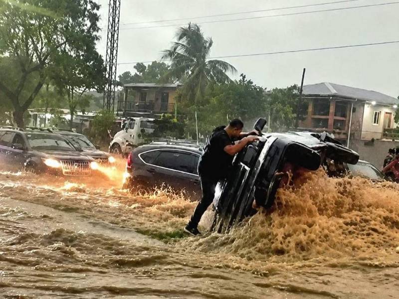 Como si se tratara de una enorme ola que sorprende a todos sin previo aviso, así fue la corrientada de agua que se vió en las calles de San Pedro Sula tras una hora y media de lluvia. Carros arrastrados o volcados por la fuerza del agua, así como personas que estuvieron a punto de perder la vida forman parte de los estragos que provocó la tormenta en la capital industrial.