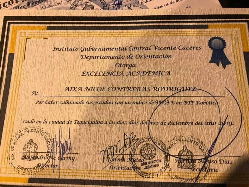 La joven hondureña logró culminar todos sus estudios con índices arribas del 90%, destacándose así en excelencia académica.