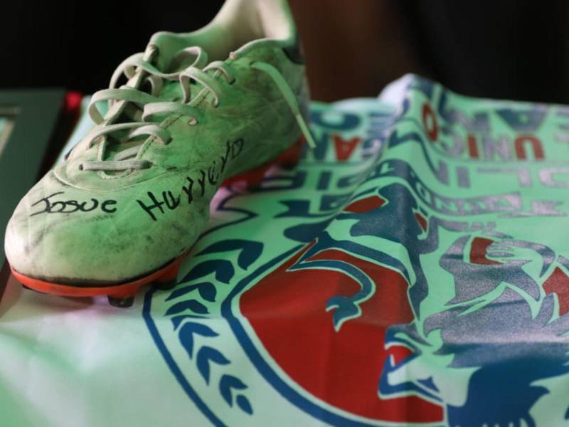 El taco derecho que Josué Leonidas usó muchas veces en sus partidos de fútbol.