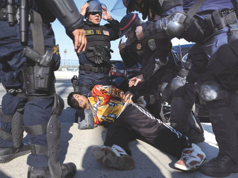 Las redadas por parte de las autoridades de Estados Unidos se están intensificando y de forma violenta se realizan las detenciones. Cada vez son más las personas que se están oponiendo a las acciones contra los migrantes del presidente Donald Trump.