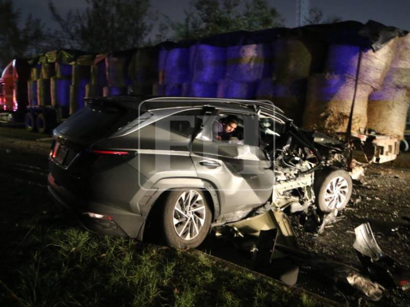 Así quedó el vehículo en el que se conducían ambos en horas de la madrugada.