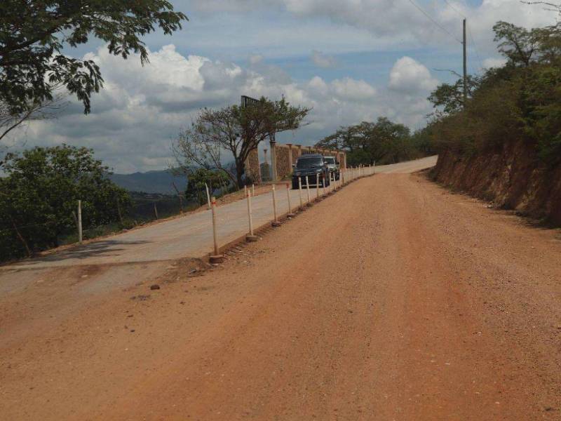 Desde mayo están sin avanzar la obra de pavimetación de la aldea Azacualpa.