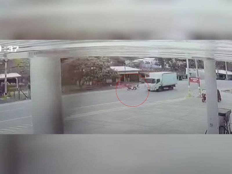 El joven cayó sobre la calle cuando el camión estaba cerca.