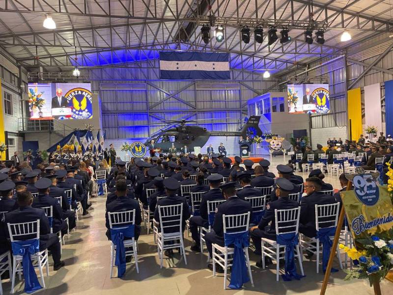 La ceremonia de celebración de 95 aniversario de la Fuerza Aérea Hondureña (FAH), se llevó a cabo en uno de los hangares de la Base Aérea Coronel Hernán Acosta Mejía.