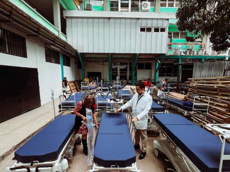 Las autoridades del hospital Escuela inspeccionaron el estado de las 100 camillas que llegaron para mejorar la atención a los pacientes.