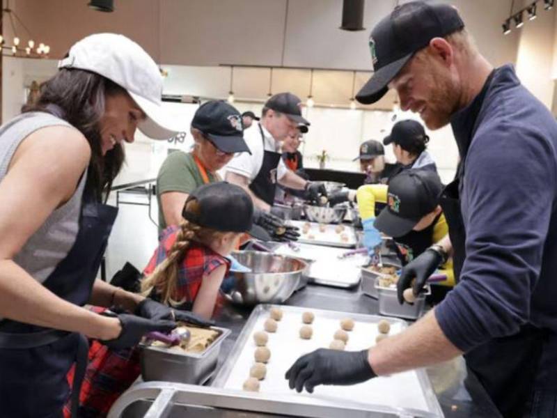 Día de Acción de Gracias Meghan Markle y el príncipe Harry apoyaron un acto benéfico junto a sus hijos Archie y Lilibet.