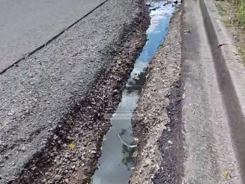 Arguyen que el bache representa un peligro para los conductores y peatones.