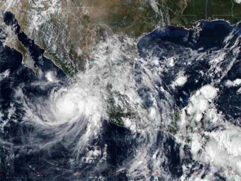 Simón alcanzó la categoría 4 el sábado, antes de debilitarse a categoría 3 durante el domingo, cuando su trayectoria cambió.