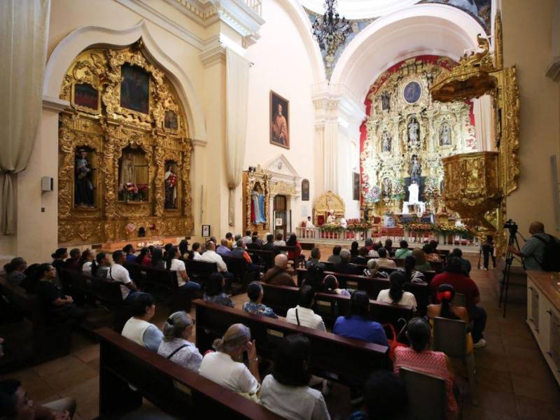 Miles de personas se reunieron en la misa celebrada a las 8 de la mañana en la Catedral Metropolitana de Tegucigalpa.