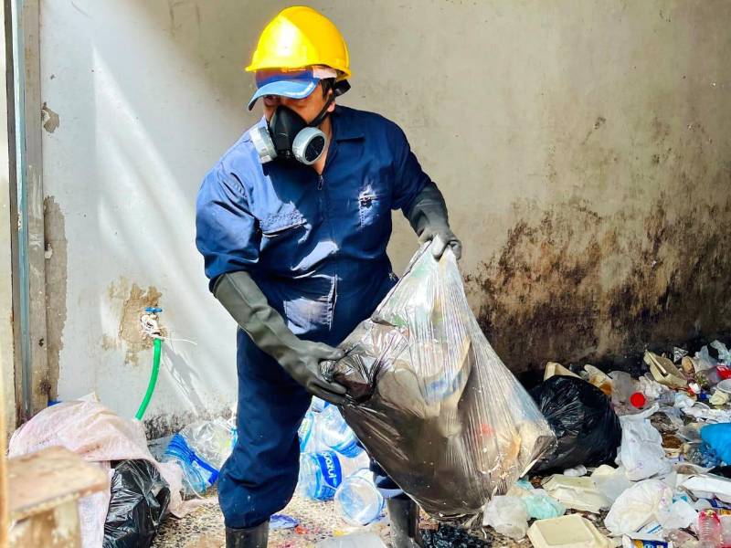 Empiezan labores de limpieza luego de denuncias de acumulación de basura dentro del Hospital Escuela