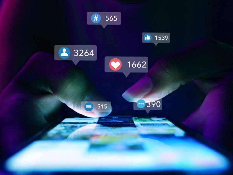 En México, un 45% de adolescentes confiesa que pasa demasiado tiempo en sus dispositivos y se siente dependiente; un 77% asegura que el teléfono lo distrae a diario. Padres y madres no están lejos de esa percepción. En Brasil, Argentina y México, los índices de dificultad para tomar un respiro digital superan el 38%, situando a la región entre las más vulnerables. En países como Brasil y Colombia, el promedio de horas frente a la pantalla sobrepasa las ocho por día. Una cifra que estremece.