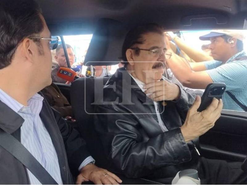 El expresidente Manuel Zelaya llegó al aeropuerto acompañado de su esposa, la expresidenta Xiomara Castro; sus hijos Héctor Manuel y Xiomara Hortensia; y su nieta Irene.
