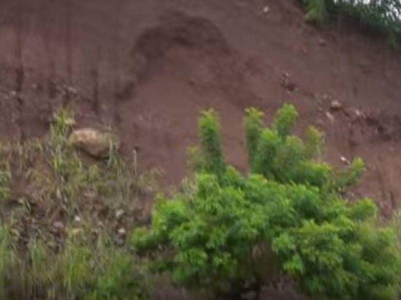 De forma repentina, la piedra se desprendió e impactó contra el motociclista, lo que provocó que perdiera el control del vehículo.