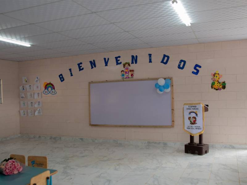 El moderno centro prebásico cuenta con aula equipada, iluminación LED y espacios adecuados para la educación inicial.