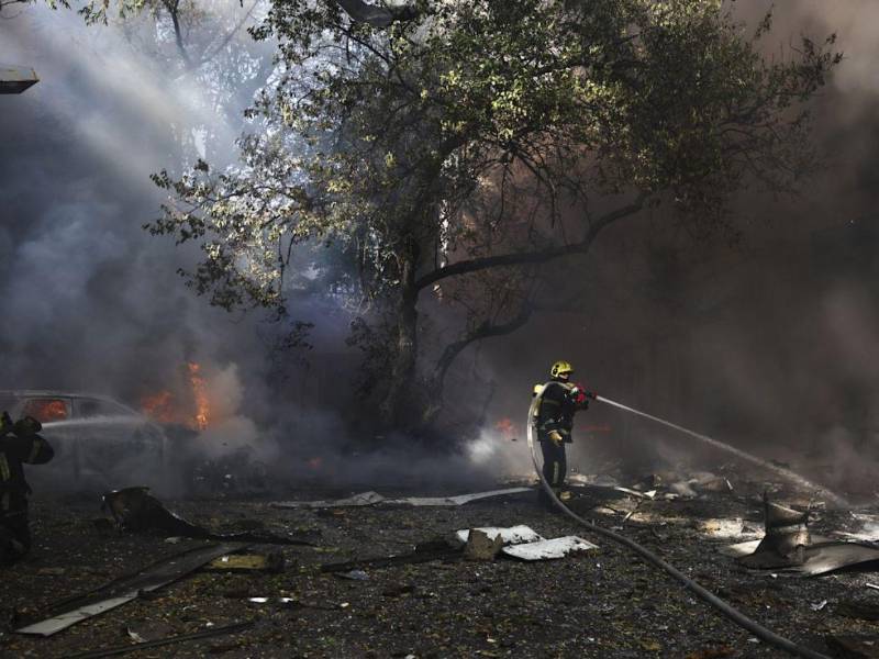<b>ATAQUES.</b> Rusia atacó con misiles y drones ferrocarriles, centros de datos y puertos en Kiev y Odesa. En la foto, equipos de rescate ucranianos trabajan en el lugar de un ataque contra un centro médico en el centro de Kiev, Ucrania.
