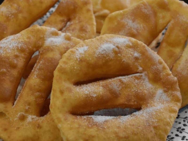 Las típicas macheteadas o fritas macheteadas con azúcar, que le agrega un toque especial a la masa crujiente.