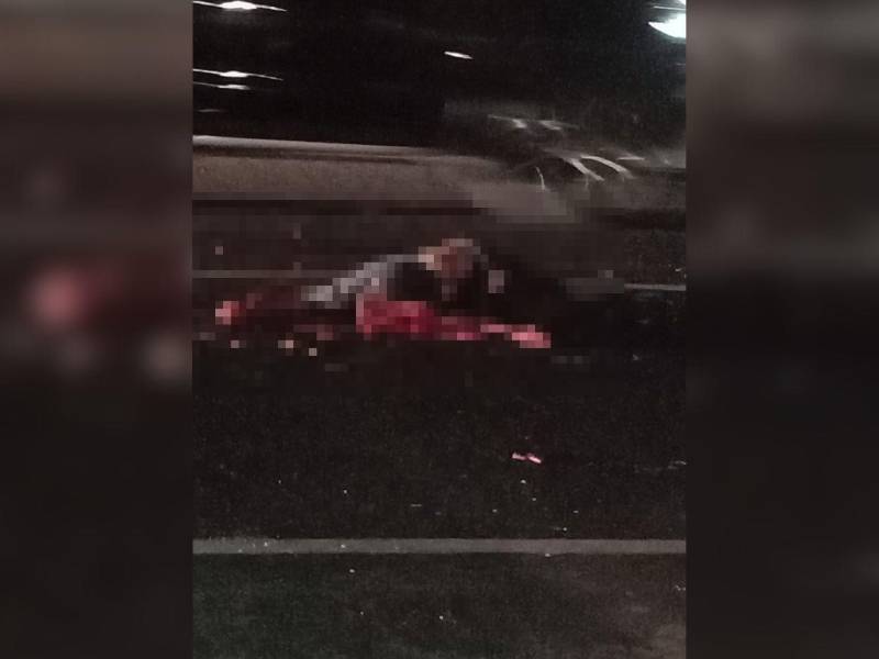 El cadáver del hombre quedó en medio del bulevar totalmente destrozado.