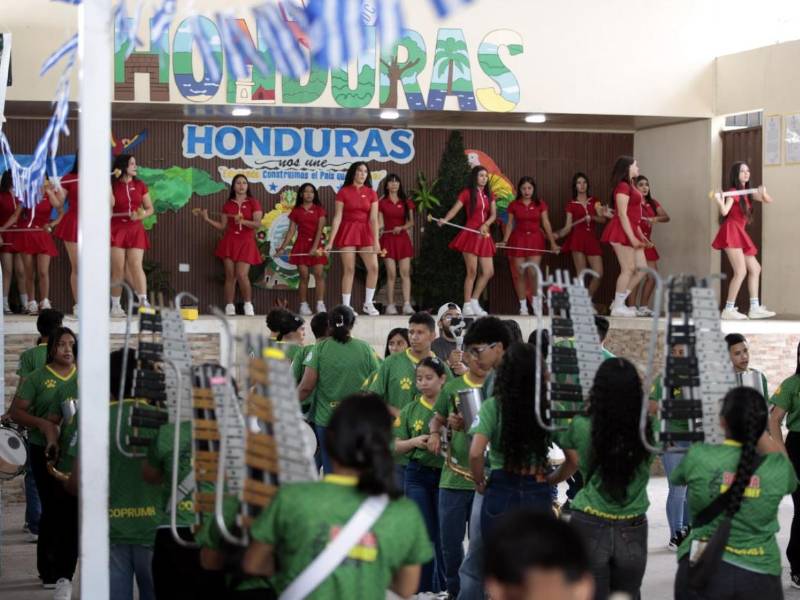 <b>Palillonas, pomponeras y una banda de 70 estudiantes: así se prepara el Instituto Monterrey.</b>