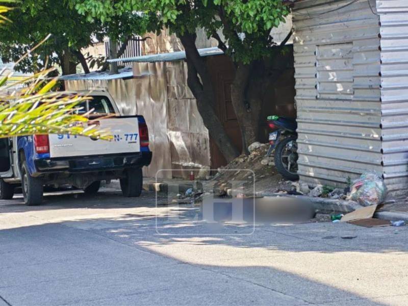 La mujer estaba tirada en la 12 calle de Comayagüela, en el barrio Perpetuo Socorro.