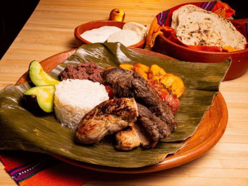 Más que una comida, la parrillada forma parte de los encuentros familiares y sociales en Honduras.
