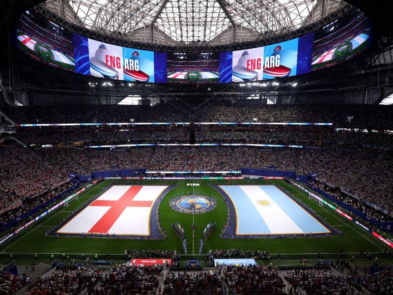 El Argentina vs Inglaterra por semifinales de la Copa del Mundo se convirtió en una guerra futbolística. Previo al arranque del juego, durante los himnos nacionales, la hinchada argentina faltó al respeto al himno inglés. ¿Qué pasó?