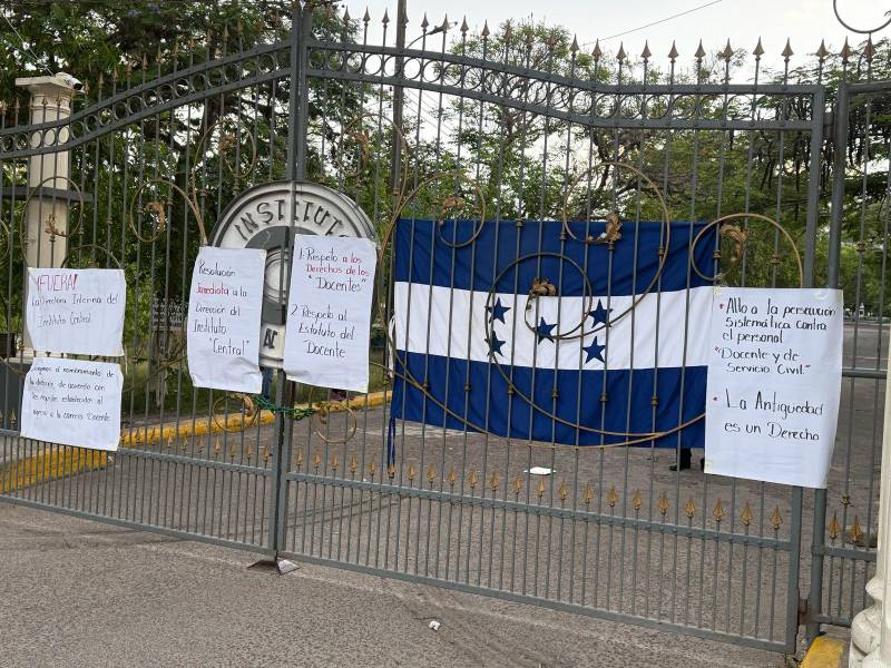 Tomado amanece el Instituto Central Vicente Cáceres; docentes piden nombrar a nueva directora
