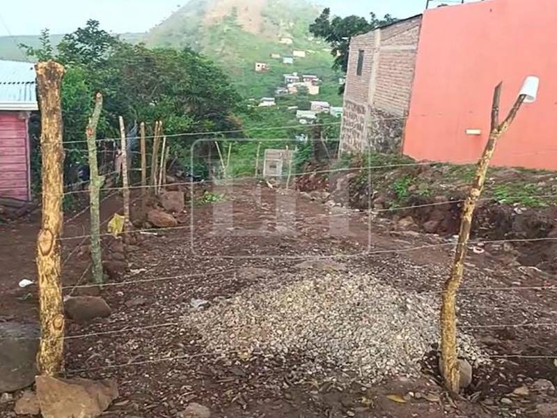 El paso de terracería por el que vecinos de Monte de los Olivos lucharon meses atrás para que la Alcaldía les habilitara, y poder tener acceso vehicular a su colonia, apareció esta semana cercado de púas por su supuesto dueño. La situación ha despertado el malestar de vecinos al asegurar que los dejan aislados.