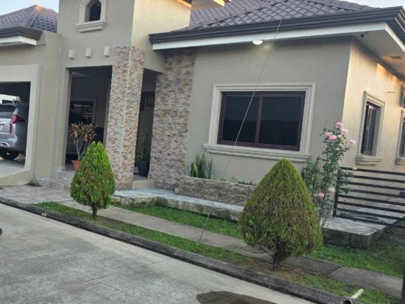 Un arma de fuego, municiones, casquillos, prendas con manchas de sangre, la billetera de una de las víctimas y un documento relacionado con una deuda por 230,000 lempiras forman parte de la evidencia hallada por autoridades en la vivienda de la pareja acusada del asesinato de dos esposos en El Progreso, Yoro.