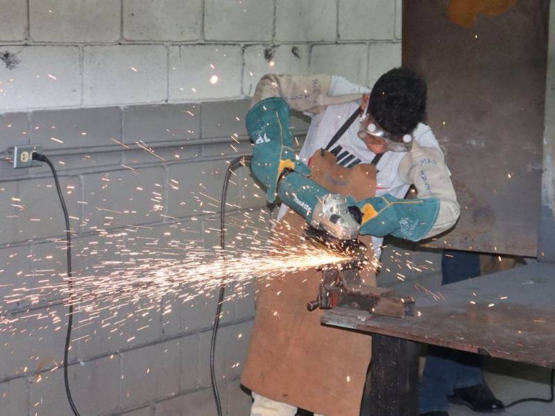 Jóvenes hondureños reciben capacitación técnica orientada al empleo y al emprendimiento.