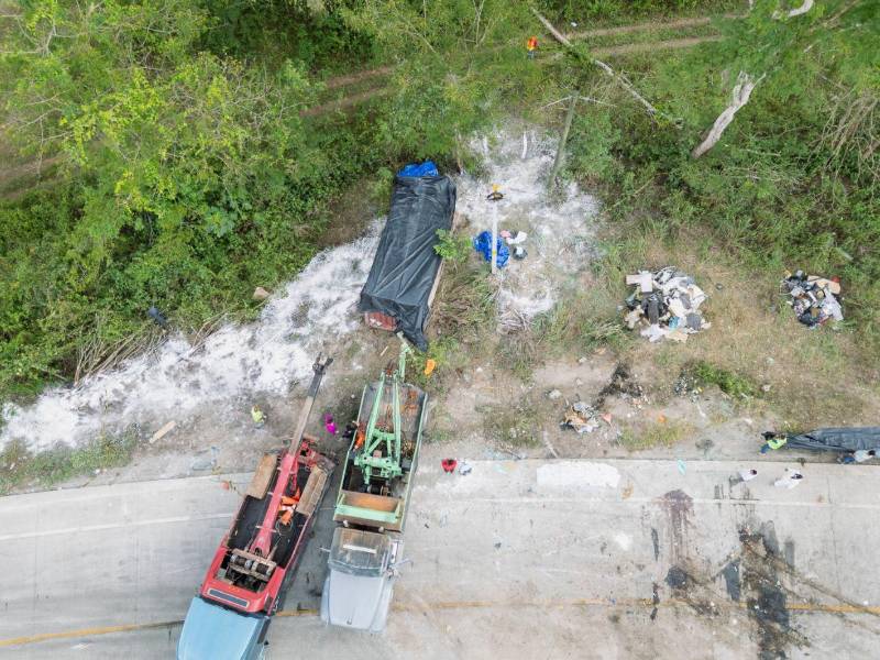 Sin acceso y en alerta roja se encuentra parte de la carretera CA-4, a la altura de La Ceibita, en Quimistán, Santa Bárbara, tras registrarse un accidente vial que dejó nueve víctimas tras el choque de un bus y una rastra que transportaba cianuro, un material altamente tóxico. Aquí las fotos aéreas: