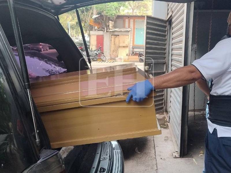 Los cuerpos de dos de las tres víctimas que fueron carbonizadas en El Cimarrón fueron entregados este viernes a sus familiares por las autoridades de Medicina Forense en la capital. Anoche fue entregado el cuerpo de Alejandro Marcía, por lo que con la entrega de los últimos dos se completa el proceso.