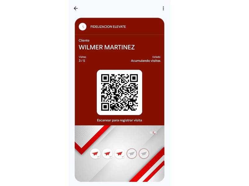 La tarjeta de cliente frecuente se almacena en el wallet del celular, facilitando el acceso desde dispositivos iOS y Android.