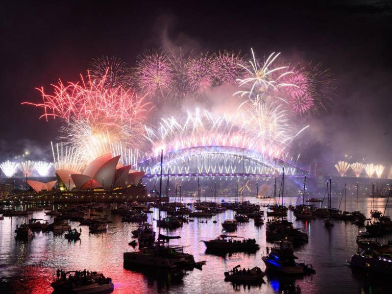 Los fuegos artificiales iluminan el cielo sobre el puerto de Sídney para recibir el Año Nuevo 2026.