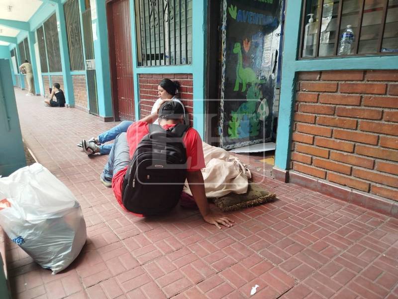 En la escena lloraban sus hijos y nietos, acompañados de otros padres de familia que presenciaron la lamentable tragedia.